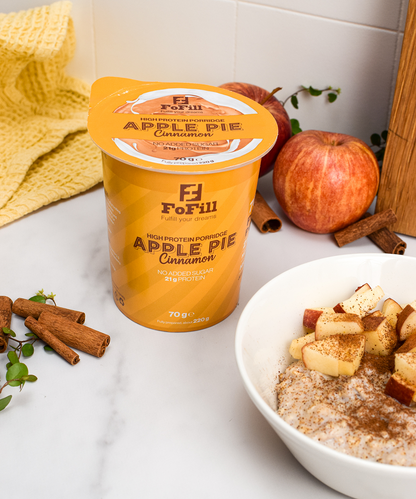 Apple Pie Cinnamon Proteingröt serverad med äppelbitar och kanel. En proteinrik och hälsosam frukost eller mellanmål med 21 gram protein och utan tillsatt socker.